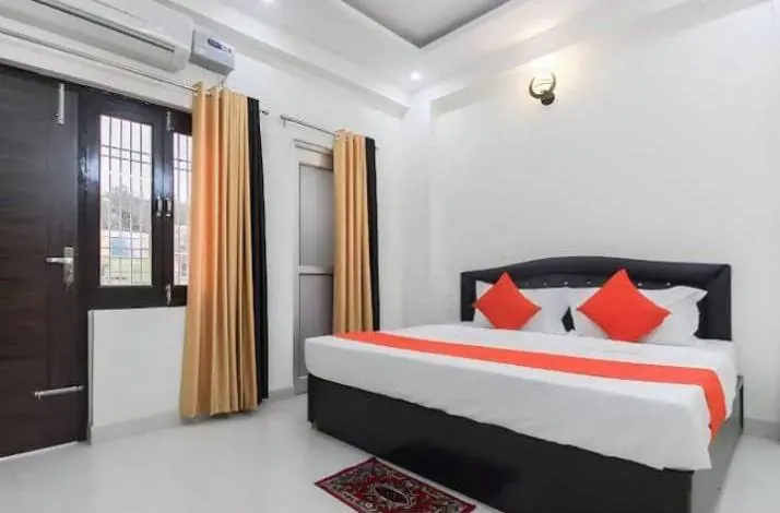 Coral room with garden view