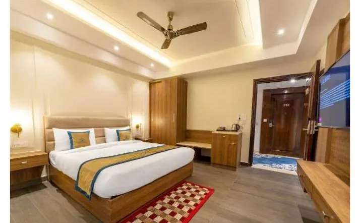 Deluxe wood room